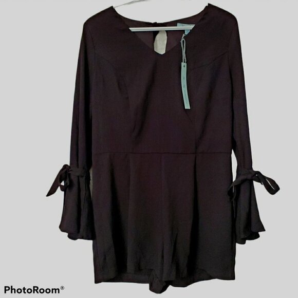 NWT BELL SLEEVE WOVEN ROMPER WITH FRONT TIE - Picture 2 of 3